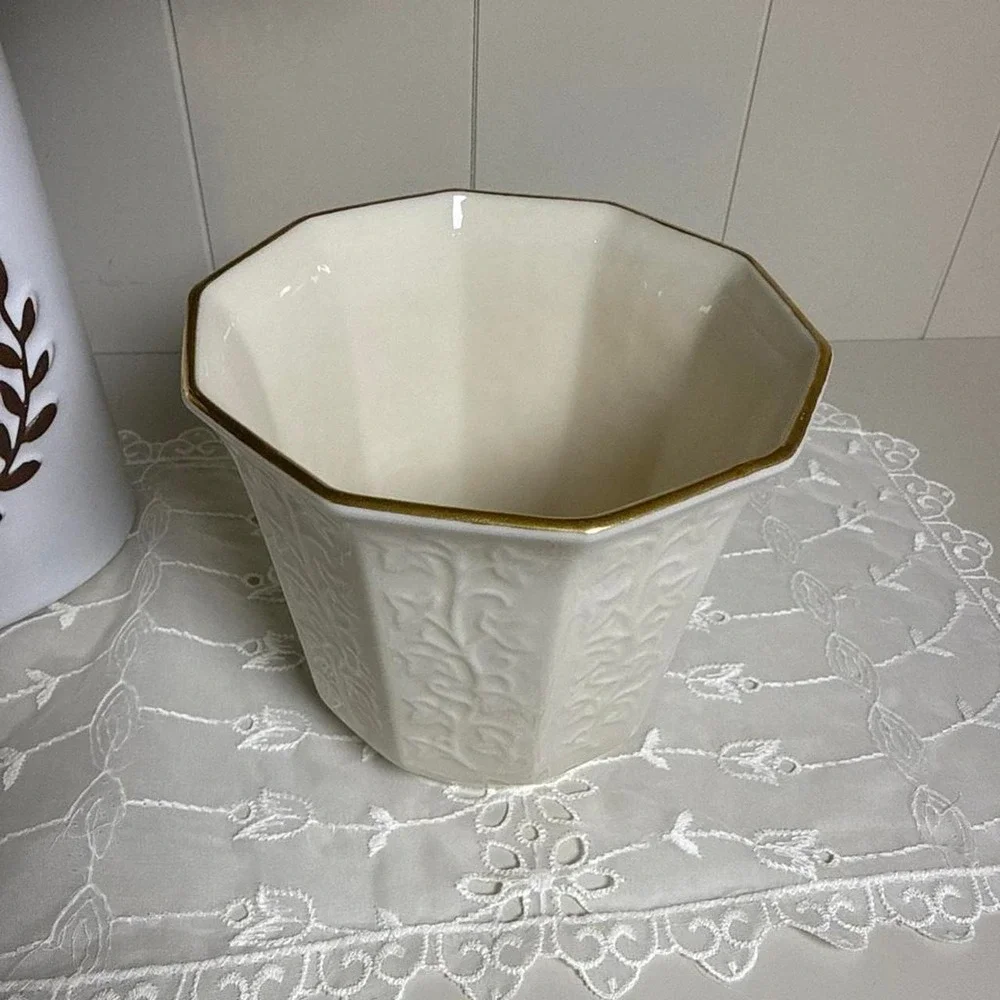 Vintage Lenox Ivory Embossed Cachepot Planter 24K Gold‎ Trim